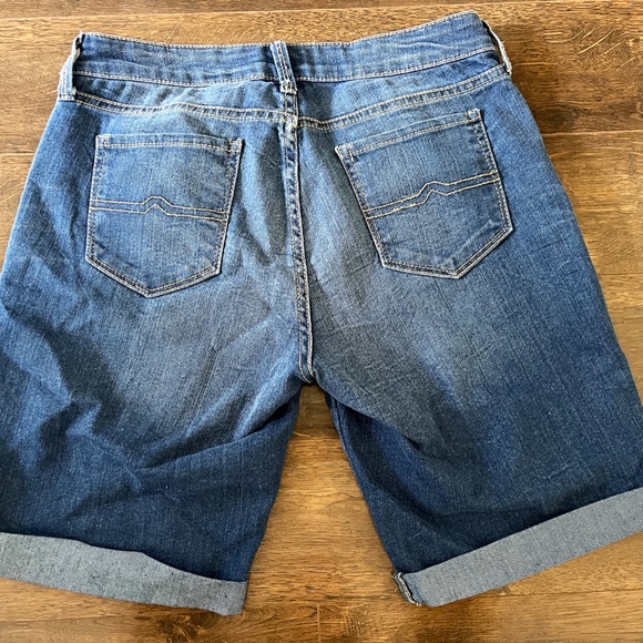 Arizona Jeans Women's Denim Bermuda Shorts with Rolled Cuff Hem Size 7 - Picture 3 of 3